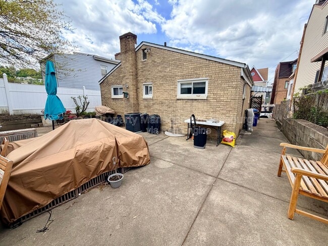 Building Photo - 433 Ella St