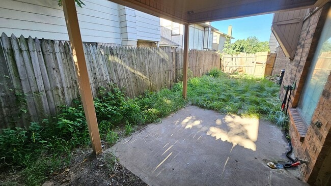 Building Photo - Two Story, Three Bedroom