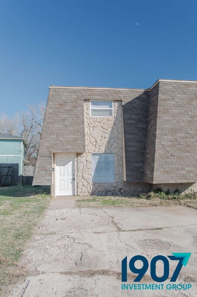 Building Photo - 611 Sinclair Dr