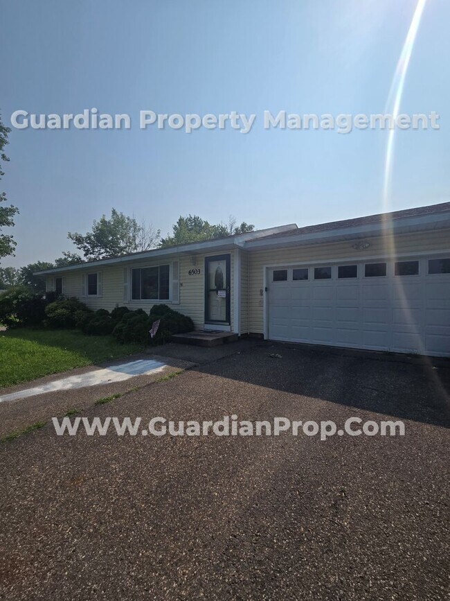 Building Photo - Available now! Spacious Brooklyn Center Home