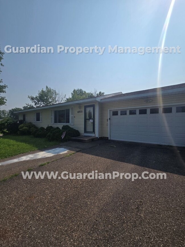 Primary Photo - Available now! Spacious Brooklyn Center Home