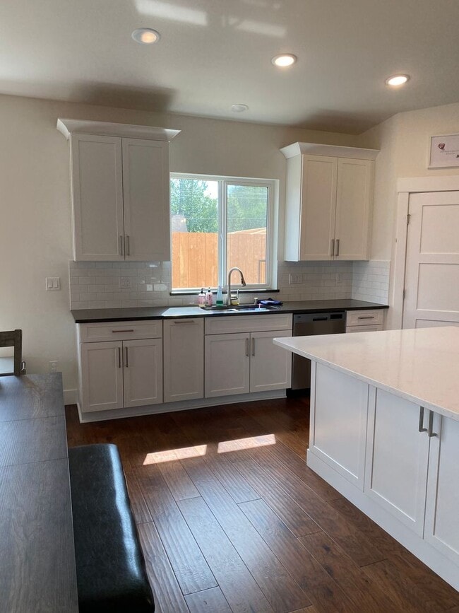 Building Photo - 5466 Sandhill Lp