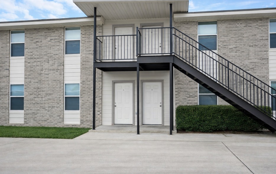 Building Photo - 1705 Benttree Dr