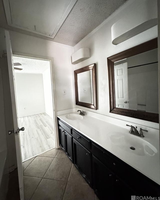 Building Photo - 847A E Boyd Dr