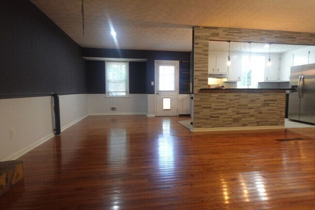 Building Photo - 3820 Menloe Way
