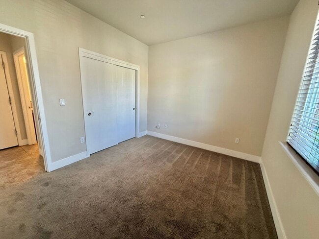 Building Photo - Hollister-Beautifully Updated 4BD/3BA Home with Garden Backyard in Prime Hollister Location