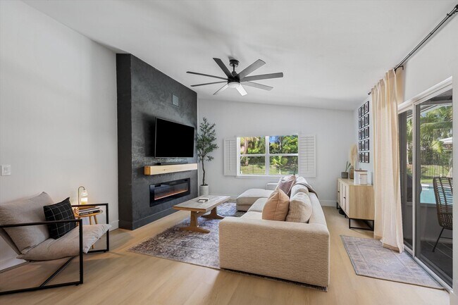 Building Photo - 10561 Paso Fino Dr