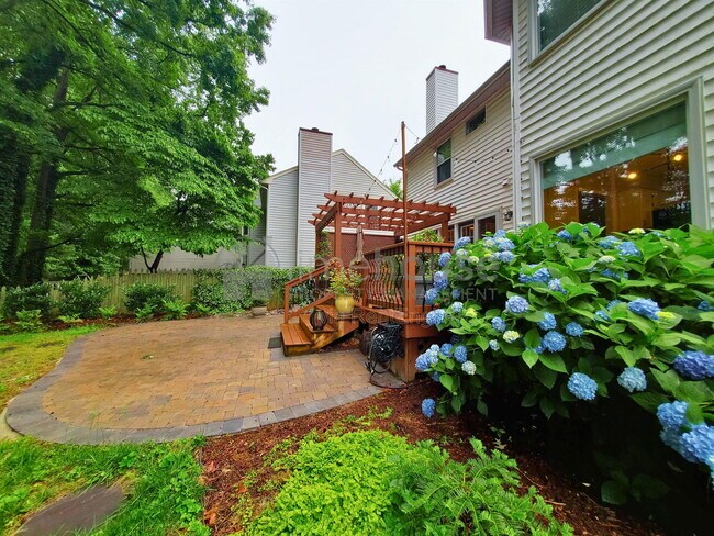 Building Photo - 909 Brandon Quay