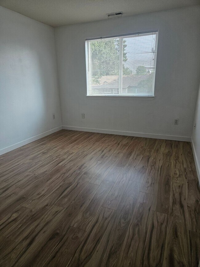 Building Photo - 3 Bedroom, 1 1/2 bath townhouse in Hillsboro
