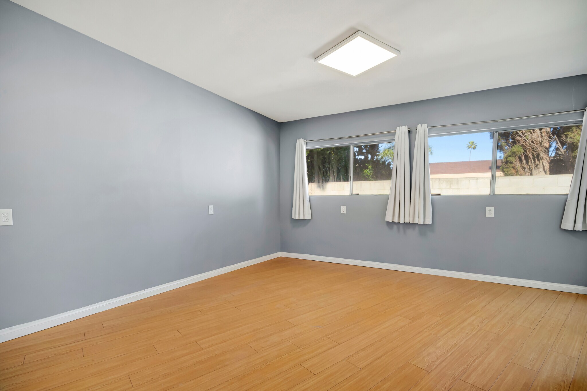 Building Photo - 15157 Valleyheart Dr