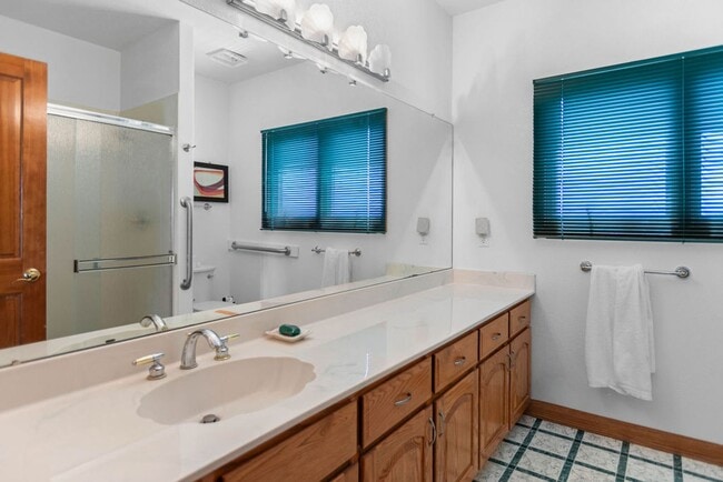 Building Photo - 3957 Valley Oak Dr