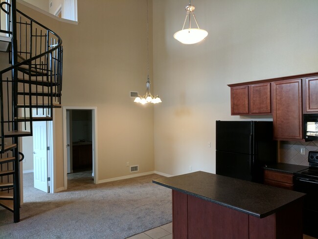 Building Photo - Beautiful Townhouse located near Fiddlers ...