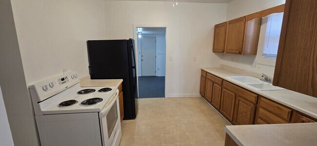 Building Photo - Remodeled 2 bedroom with Garage & small fe...