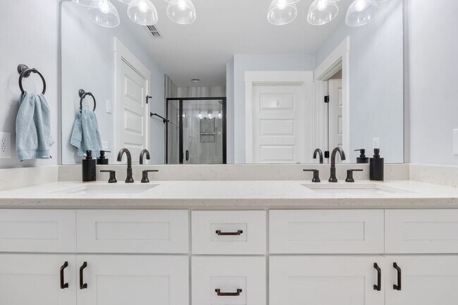 Building Photo - 3 Bedroom Inglewood Home