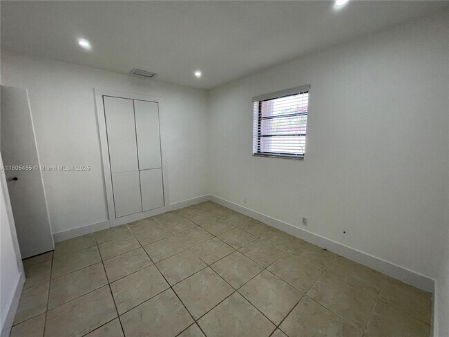 Building Photo - 3033 NW 11th Terrace