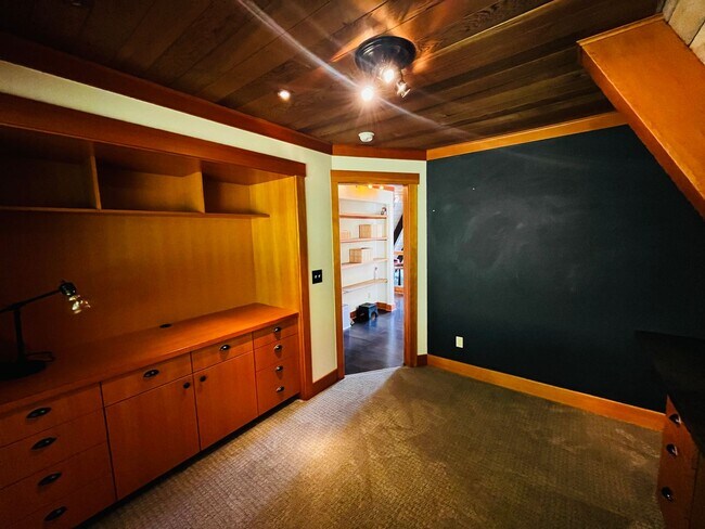 Building Photo - Wonderfully Eclectic Bainbridge Home, Perfect for Nature Lovers!