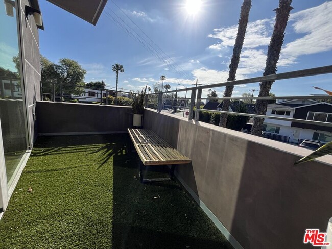 Building Photo - 503 N San Vicente Blvd