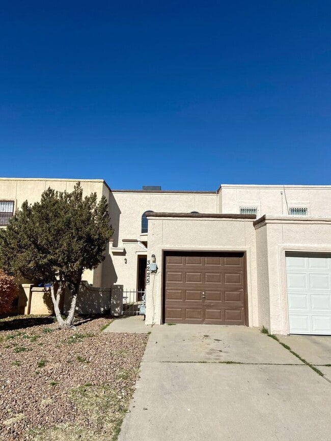 Building Photo - 2 Bedroom Townhome with Refrigerated Air