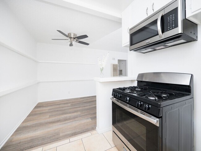 Building Photo - 7245-51 Willoughby Ave