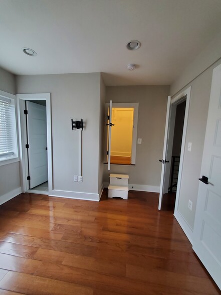 Building Photo - 328 36th St NE