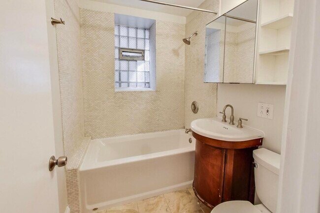 Building Photo - 2340 W Augusta Blvd