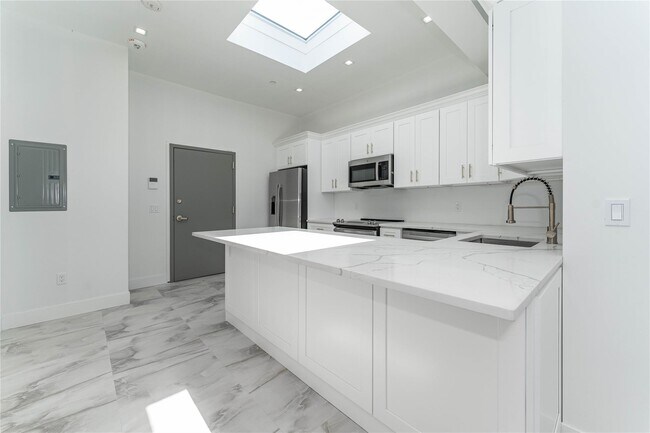 Building Photo - 138 E Park Ave