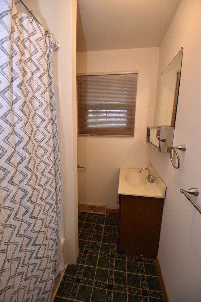 Building Photo - Mishawaka- 3 bedroom Country living near the Main Street Shopping and Edison Lakes business distr...