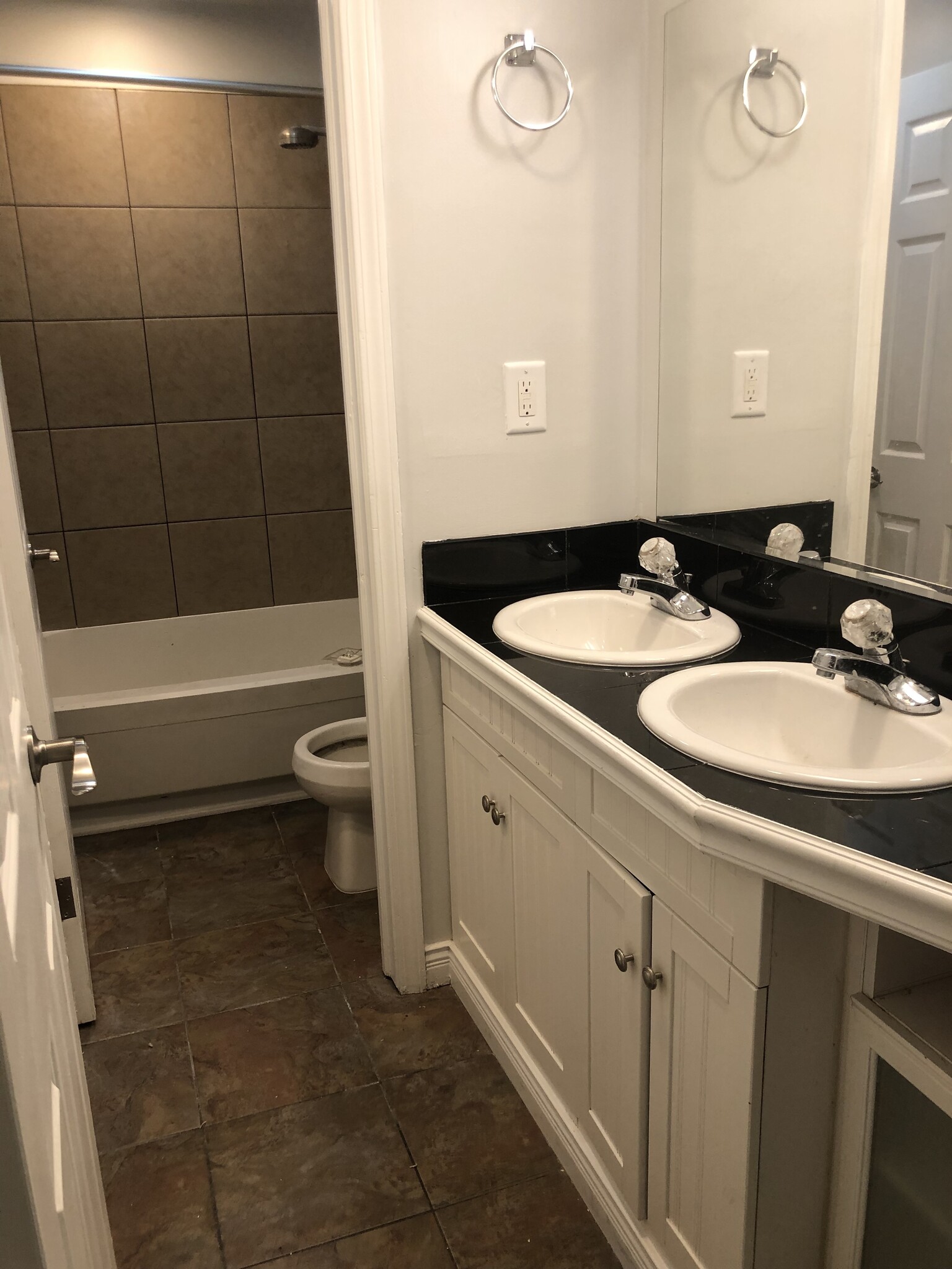 Full bathroom - 206 N Normal St