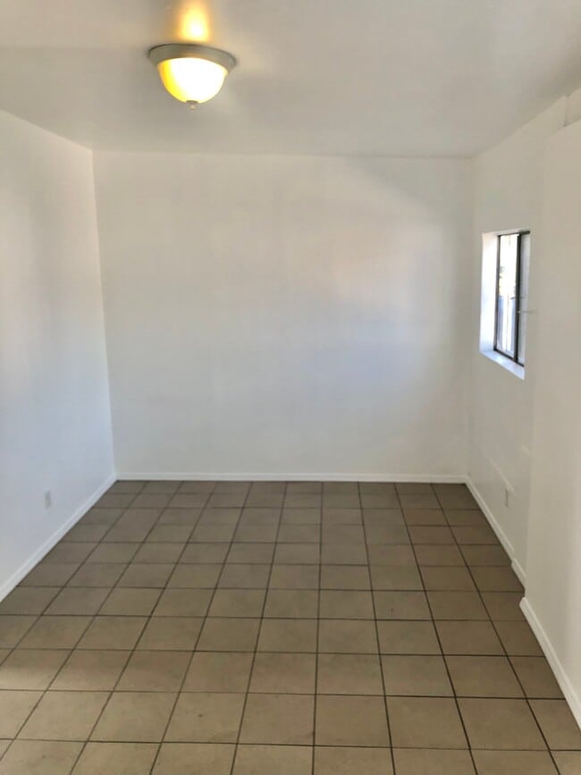 Building Photo - 706 S Burger Ave