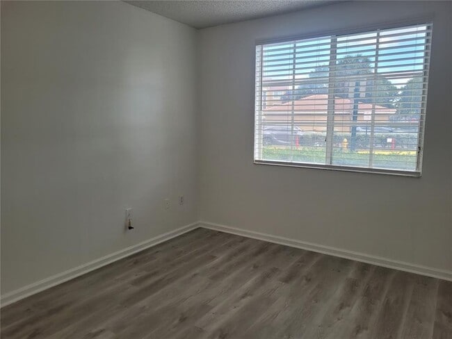 Building Photo - 7910 N Nob Hill Rd