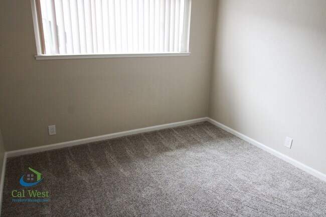 Building Photo - $4095 - 4 Bed/2 Bath 1933 sqft single stor...