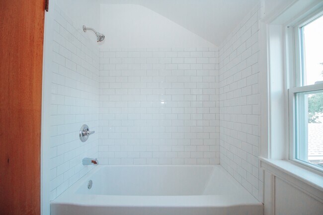 Building Photo - 3518 Almeda Dr
