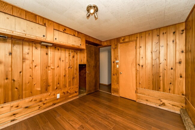 Building Photo - Cozy Unit available!