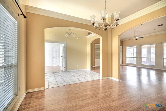 Building Photo - 4725 Stone Oak Dr