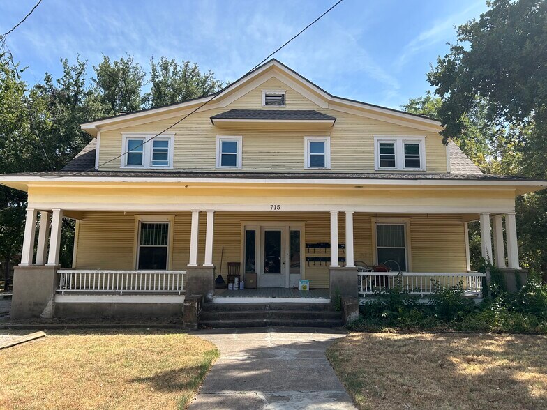 Building Photo - 715 W Hickory St