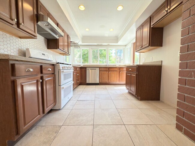 Building Photo - Spacious 4-Bedroom Home in Prime Santa Cla...
