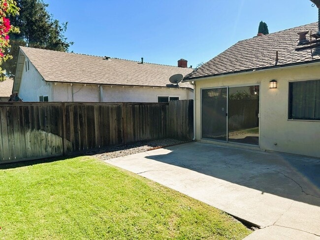 Building Photo - Spacious and Well Maintained 4 Bedroom Hom...