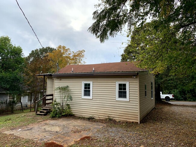 Building Photo - Cozy 3 Bedroom 2 Bath