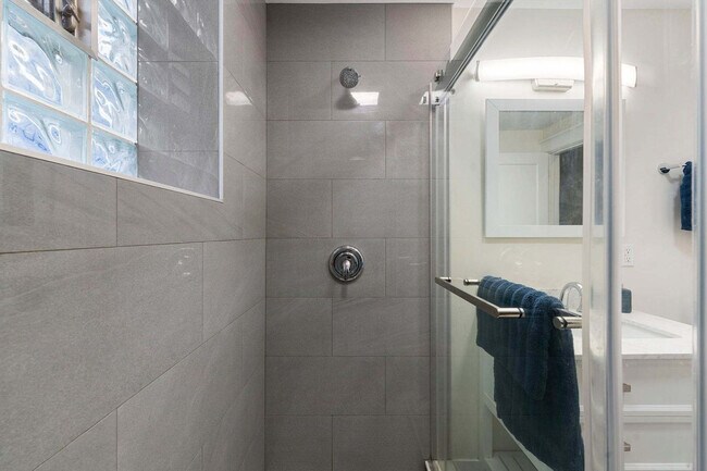 Building Photo - 6229 N Wayne Ave