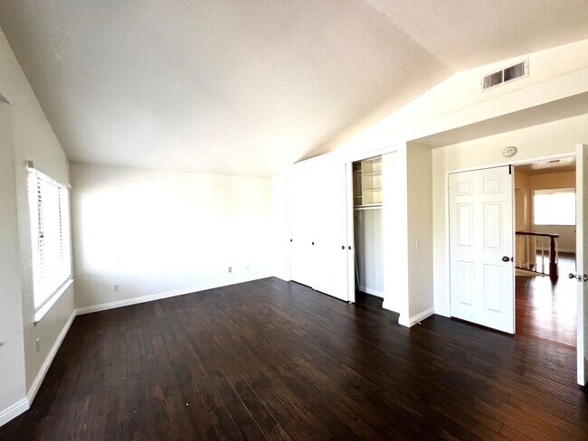 Building Photo - Beautiful 3 Bedrooms, 2.5 Bathrooms Single...