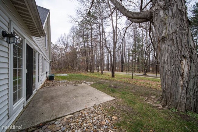 Building Photo - 6683 Courtyard Dr