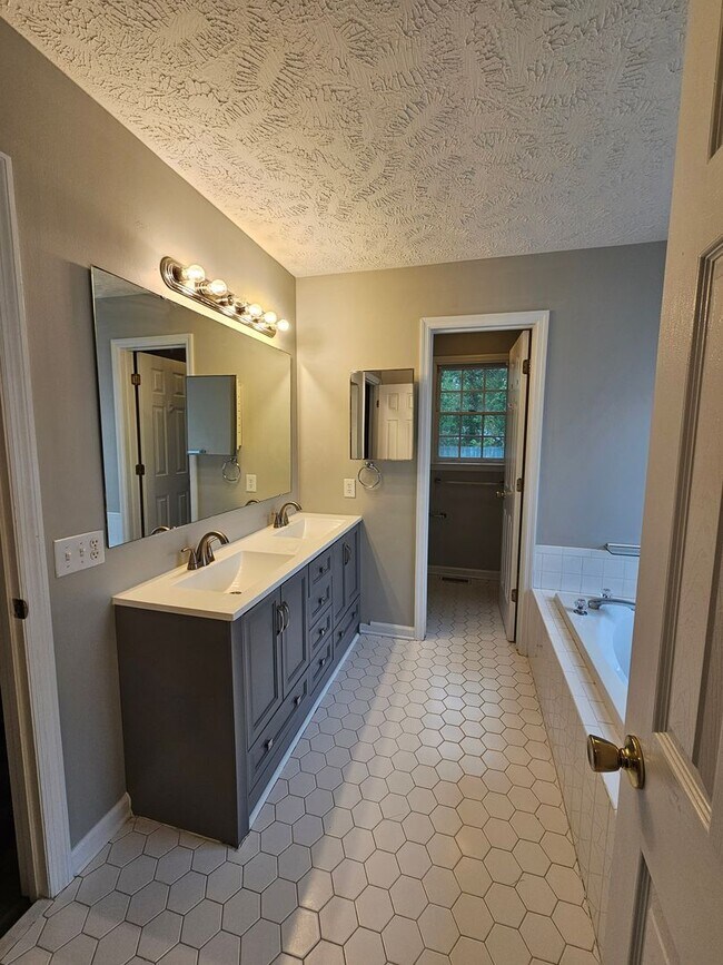Building Photo - NEW LISTING!!!!!