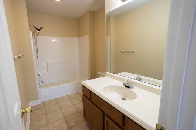 Master en-suite Bathroom - 3525 Ford Rd