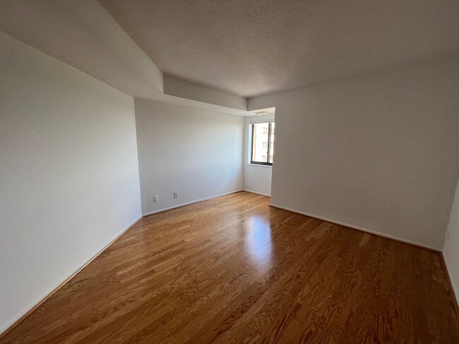 Building Photo - Luxurious 2 Bed 2 Bath Penthouse In Alta V...