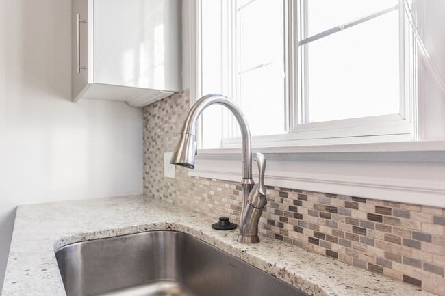 Building Photo - Immaculate Fully Renovated 2 bed/1 bath!