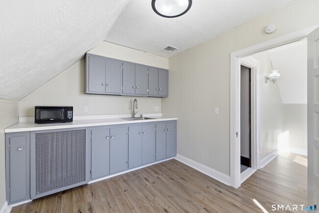 Building Photo - 198 Oxford St