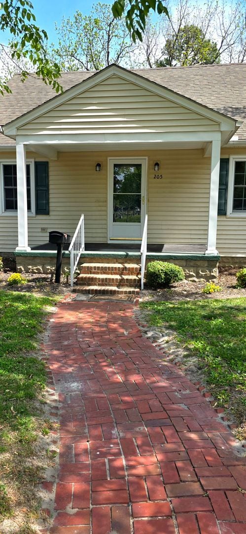 Building Photo - Cozy & Convenient 2 Bed, 1 Bath Home