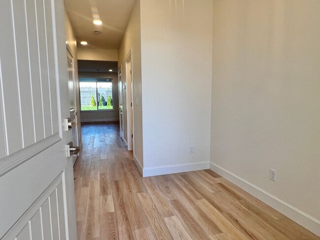 Building Photo - Gorgeous Ridgefield Home w/ full guest sui...