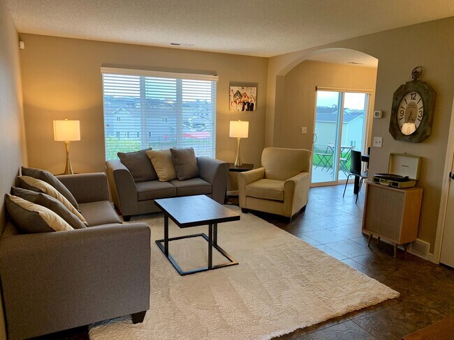 Building Photo - 3 bedroom 2.5 bath townhome