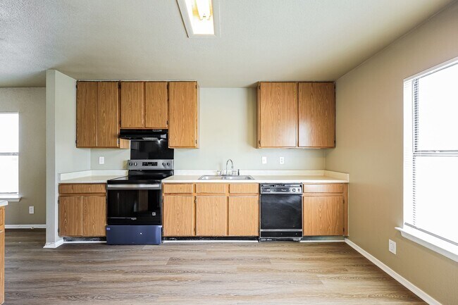Building Photo - Recent remodeled! 4 bedroom, two living areas and loft!